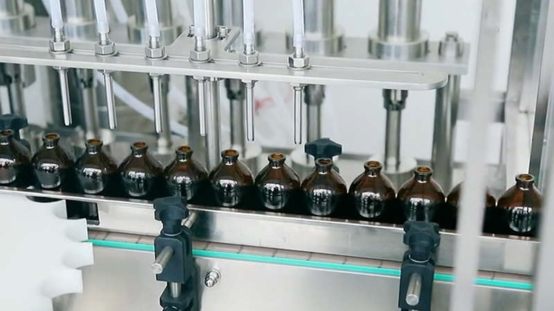 哪些商品是由自动液体灌装机灌装的？ 